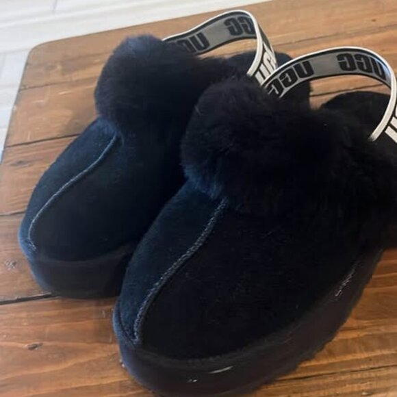 Ugg Sandals - Picture 1 of 4